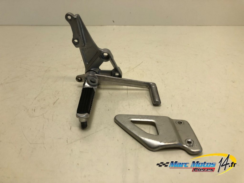 PLATINE AVANT DROITE SUZUKI 650 SV S 2002