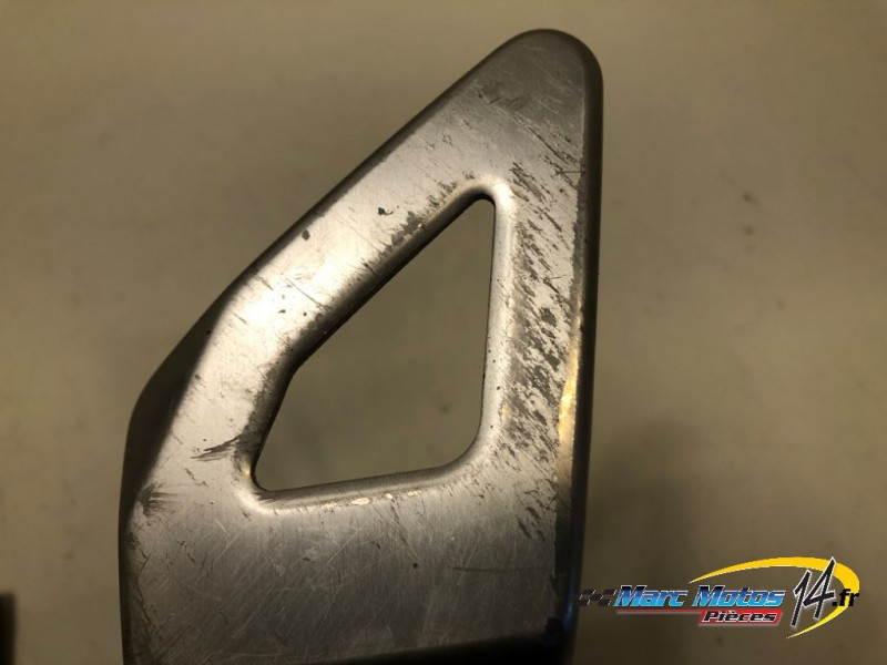 PLATINE AVANT DROITE SUZUKI 650 SV S 2002