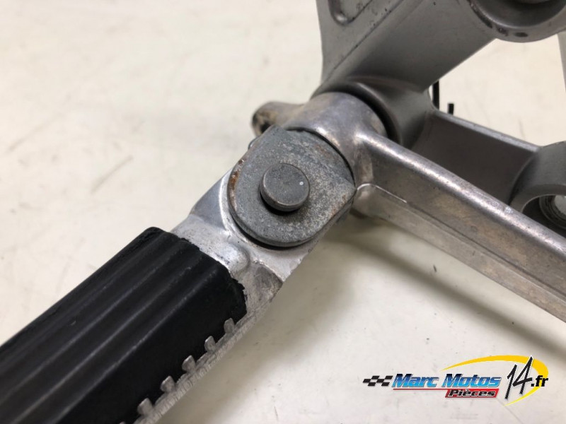PLATINE AVANT DROITE SUZUKI 650 SV S 2002