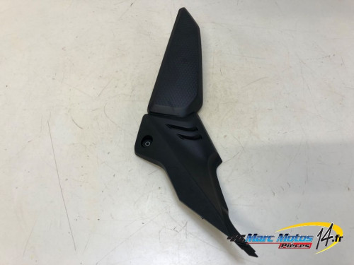 CACHE LATERAL INTERMEDIAIRE GAUCHE HONDA CBR650R 2024