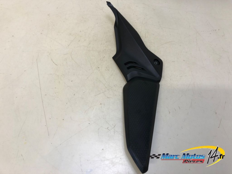 CACHE LATERAL INTERMEDIAIRE GAUCHE HONDA CBR650R 2024