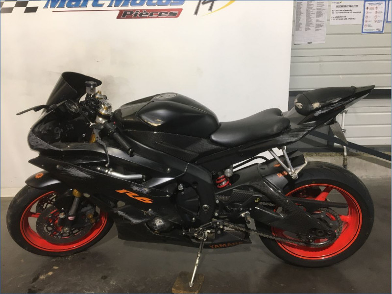 YAMAHA R6 