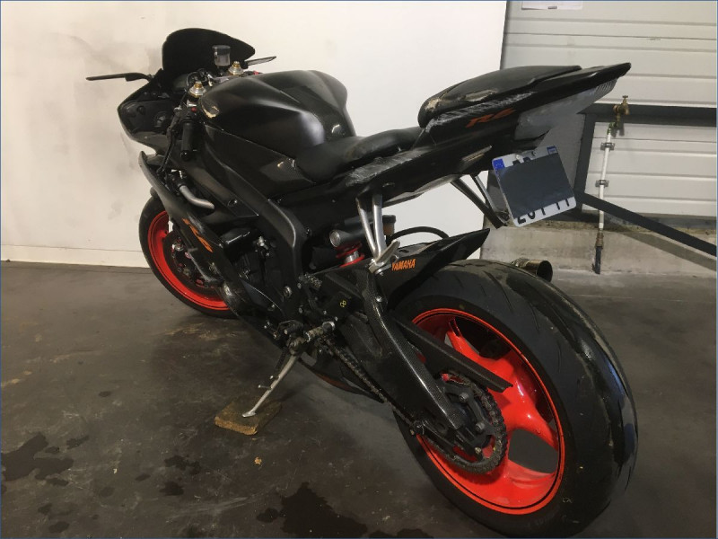 YAMAHA R6 