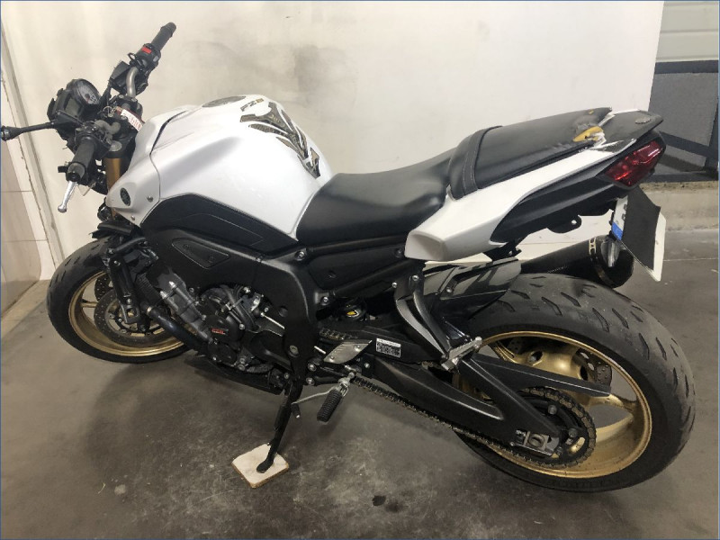 YAMAHA R1 
