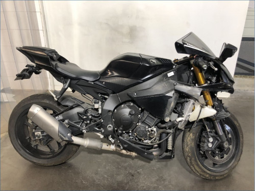 YAMAHA R1 