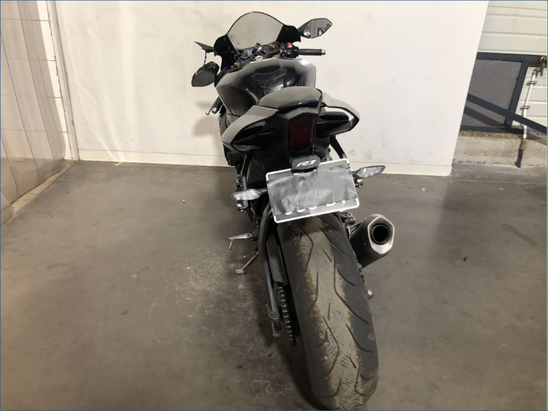 YAMAHA R1 