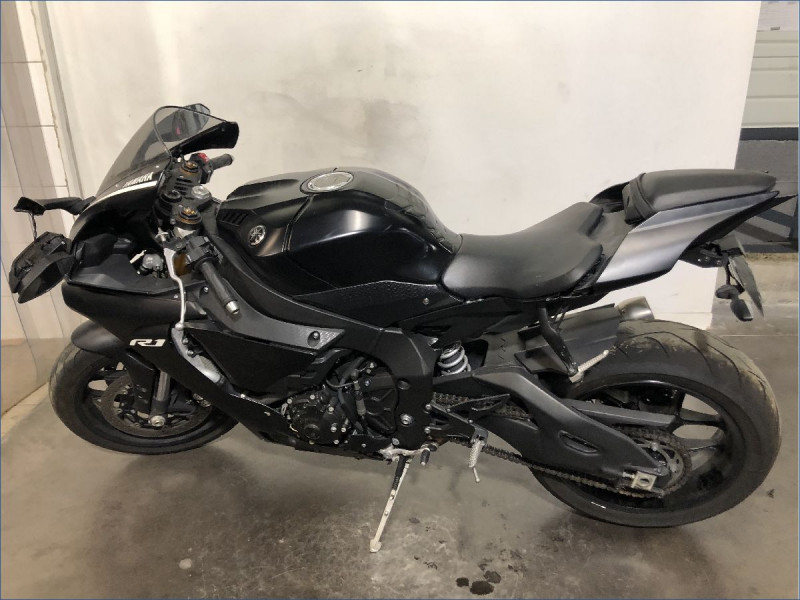 YAMAHA R1 