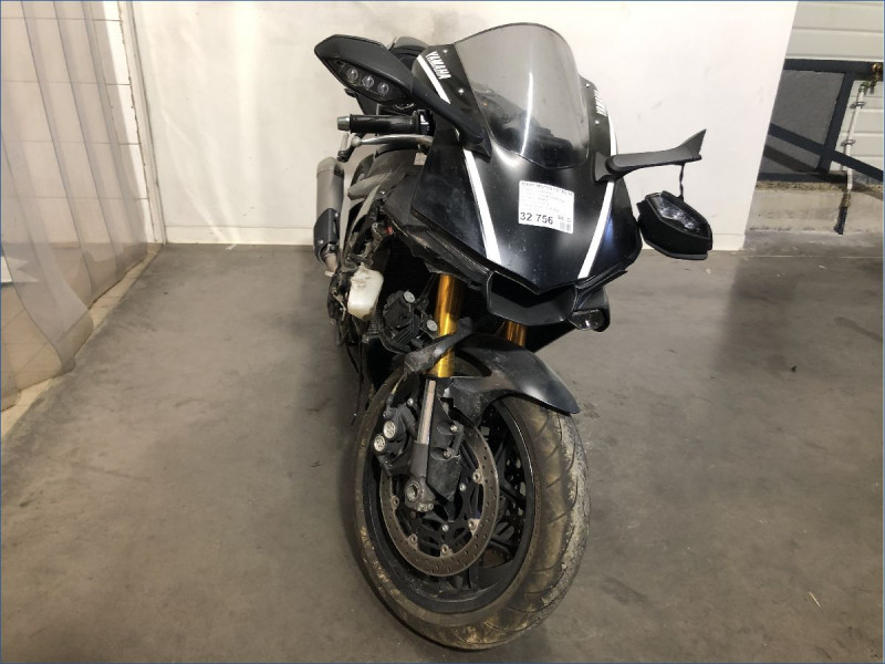 YAMAHA R1 