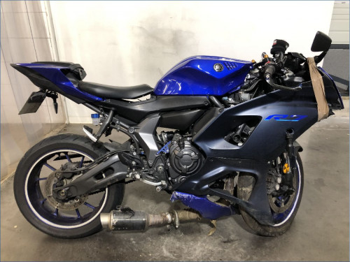 YAMAHA R7 