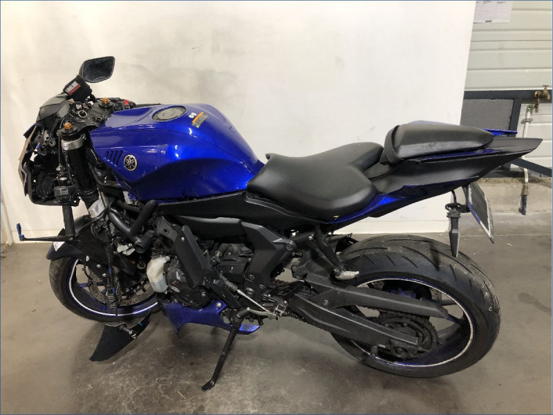 YAMAHA R7 