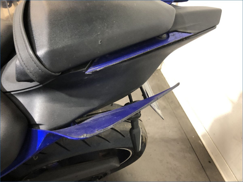 YAMAHA R7 