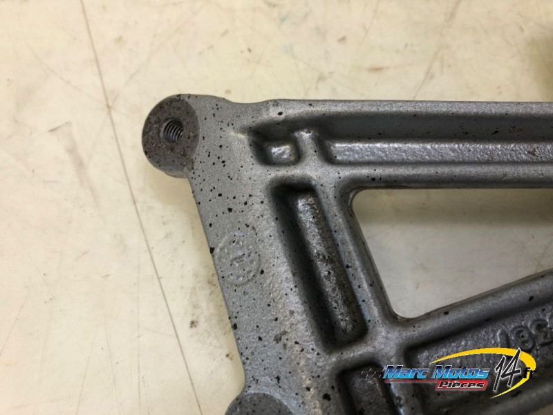 PLATINE ARRIERE DROITE TRIUMPH 955 SPRINT ST 2002