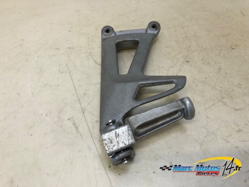 PLATINE ARRIERE GAUCHE TRIUMPH 955 SPRINT ST 2002
