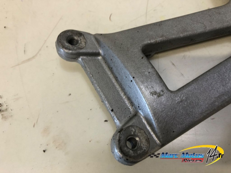 PLATINE ARRIERE GAUCHE TRIUMPH 955 SPRINT ST 2002