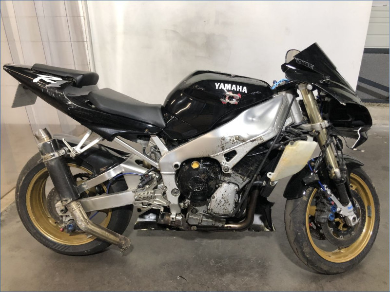 YAMAHA R1 