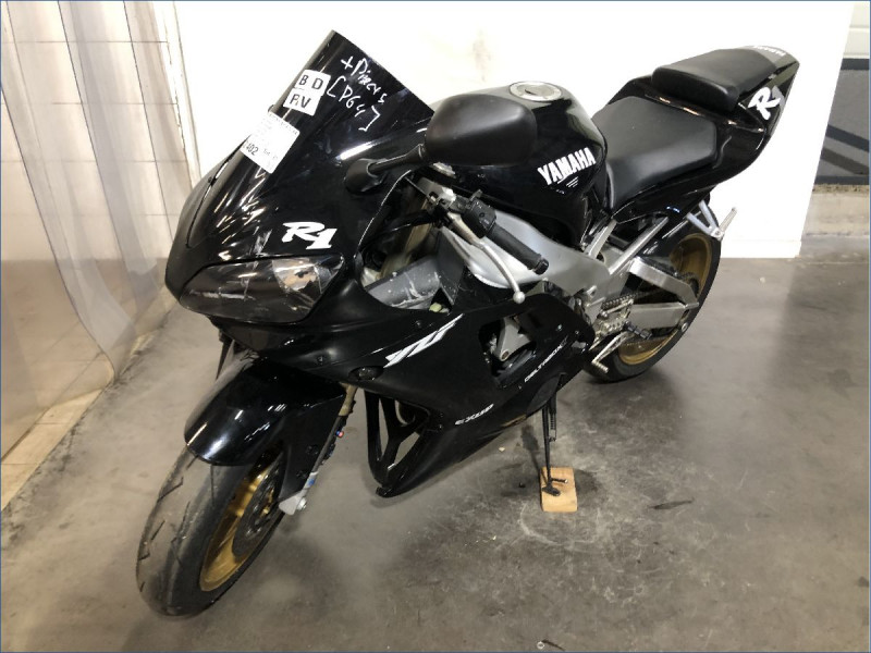 YAMAHA R1 