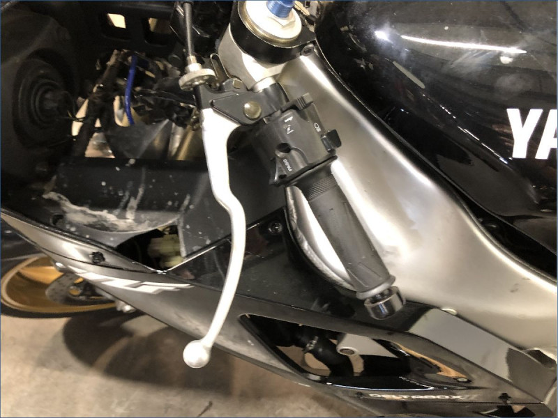 YAMAHA R1 
