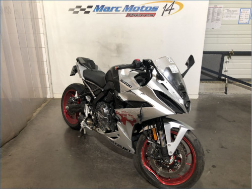 SUZUKI GSX-8R 