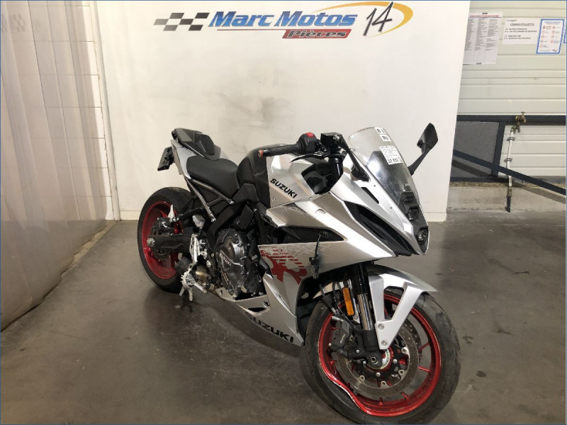 SUZUKI GSX-8R 