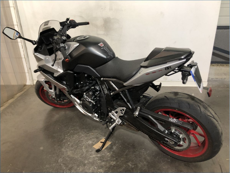 SUZUKI GSX-8R 
