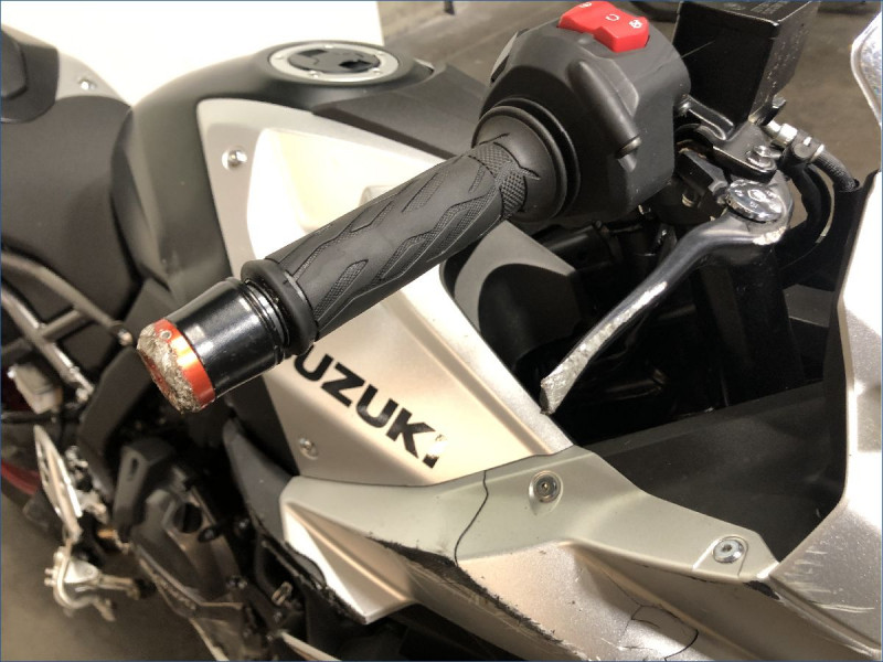SUZUKI GSX-8R 
