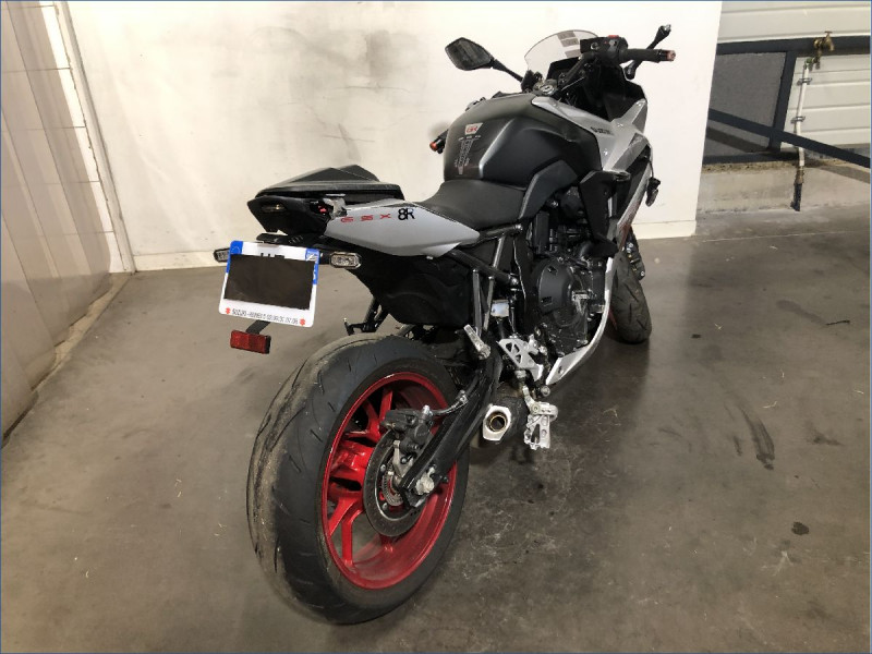SUZUKI GSX-8R 