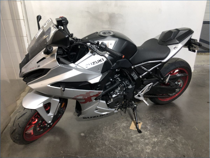 SUZUKI GSX-8R 