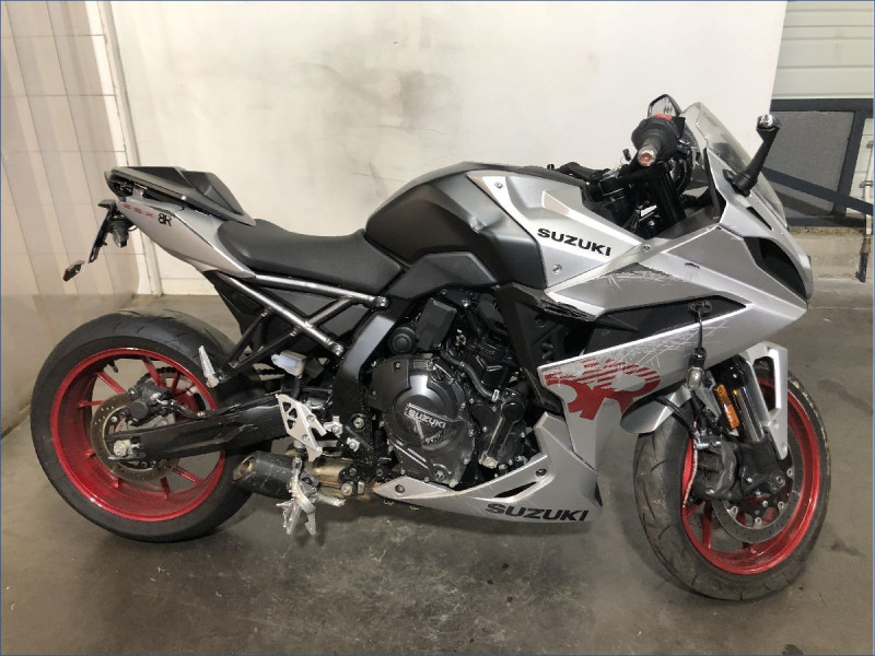 SUZUKI GSX-8R 