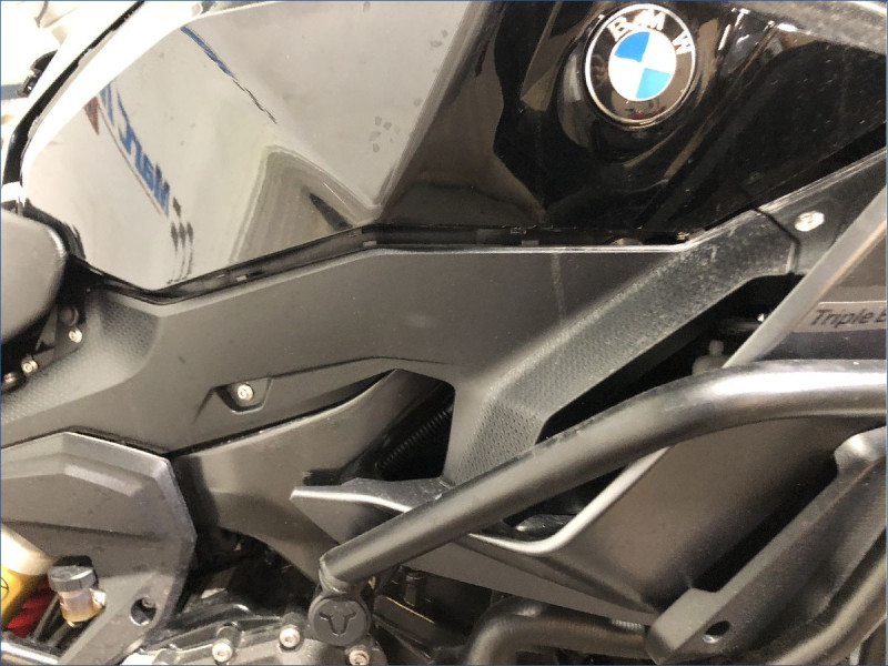 BMW F900XR TRIPLE BLACK A2