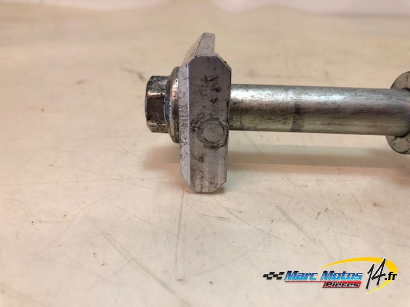 AXE DE ROUE ARRIERE HONDA 750 HORNET 2023