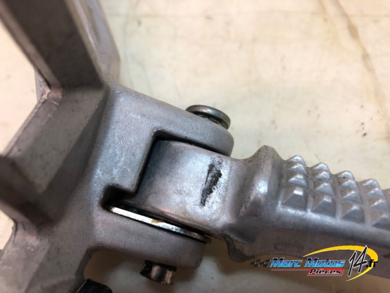 PLATINE ARRIERE DROITE HONDA 750 HORNET 2023