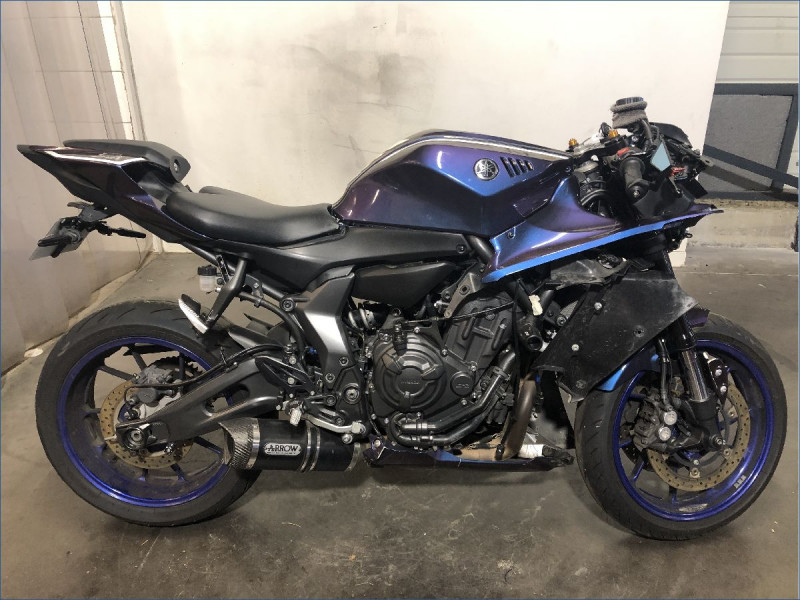 YAMAHA R7 