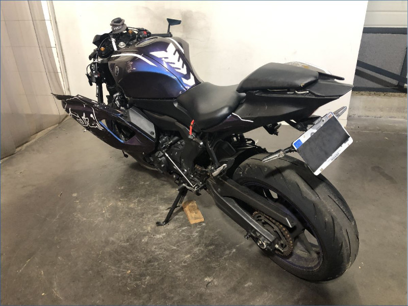 YAMAHA R7 