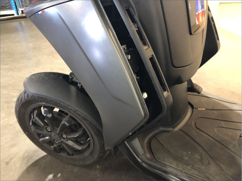 PEUGEOT 400 METROPOLIS BLACK EDITION