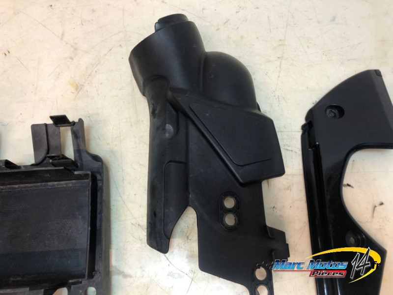 PLASTIQUES ET CAOUTCHOUCS DIVERS YAMAHA R1 2009