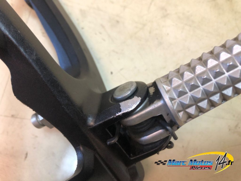 PLATINE AVANT DROITE YAMAHA R1 2009