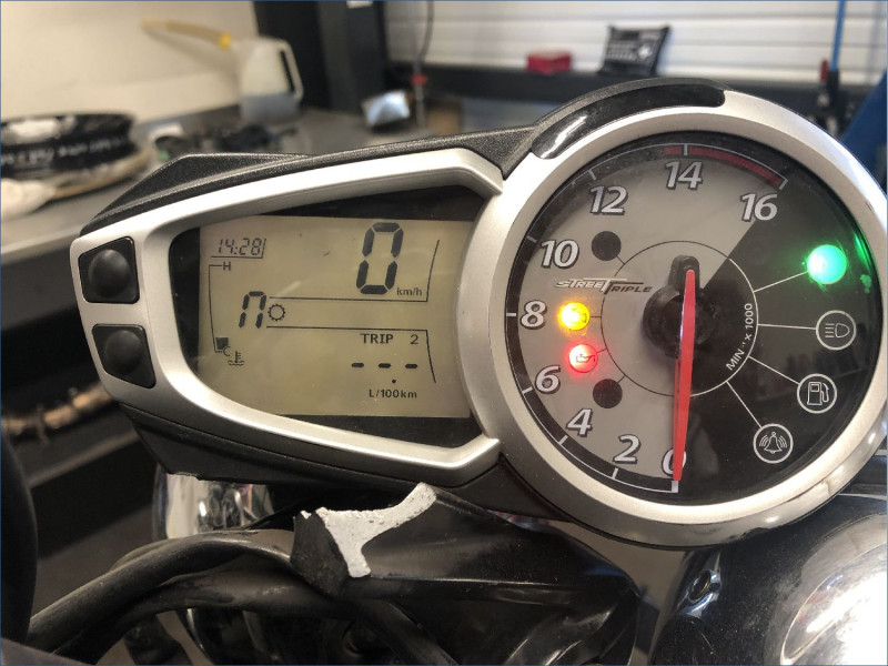 TRIUMPH 675 STREET TRIPLE 