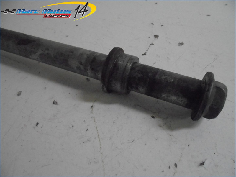 AXE DE ROUE ARRIERE KAWASAKI ER6 F 2006