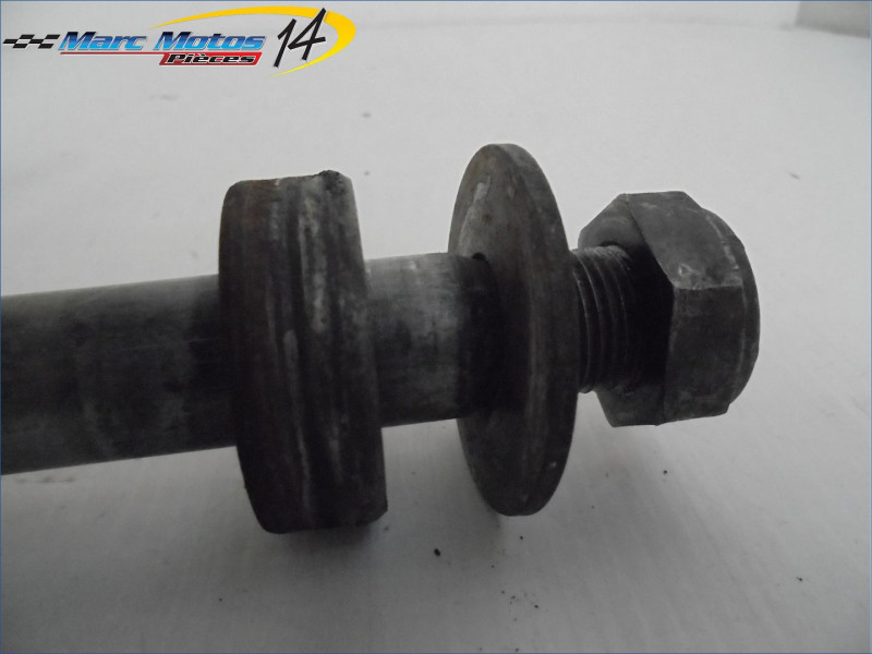 AXE DE ROUE ARRIERE YAMAHA 600 FAZER 2001