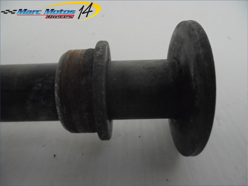 AXE DE ROUE ARRIERE YAMAHA 600 FAZER 2001