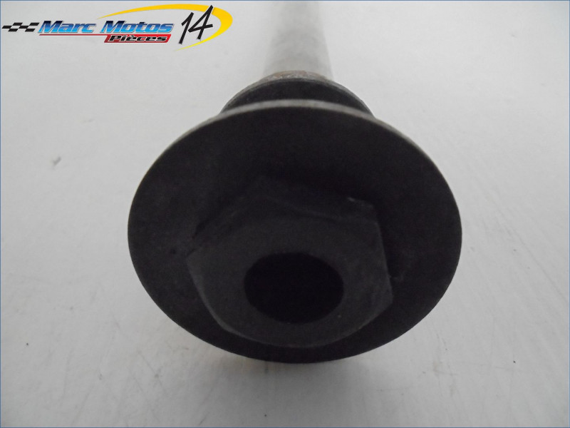 AXE DE ROUE ARRIERE YAMAHA 600 FAZER 2001