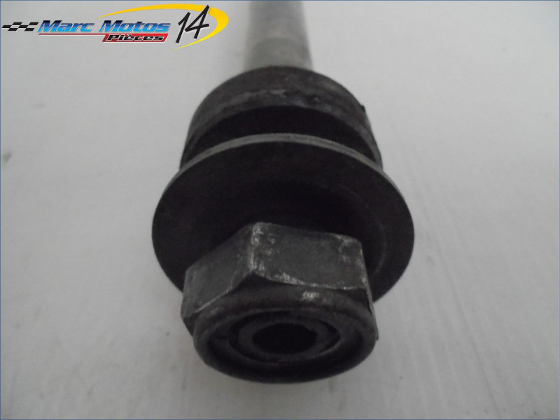 AXE DE ROUE ARRIERE YAMAHA 600 FAZER 2001