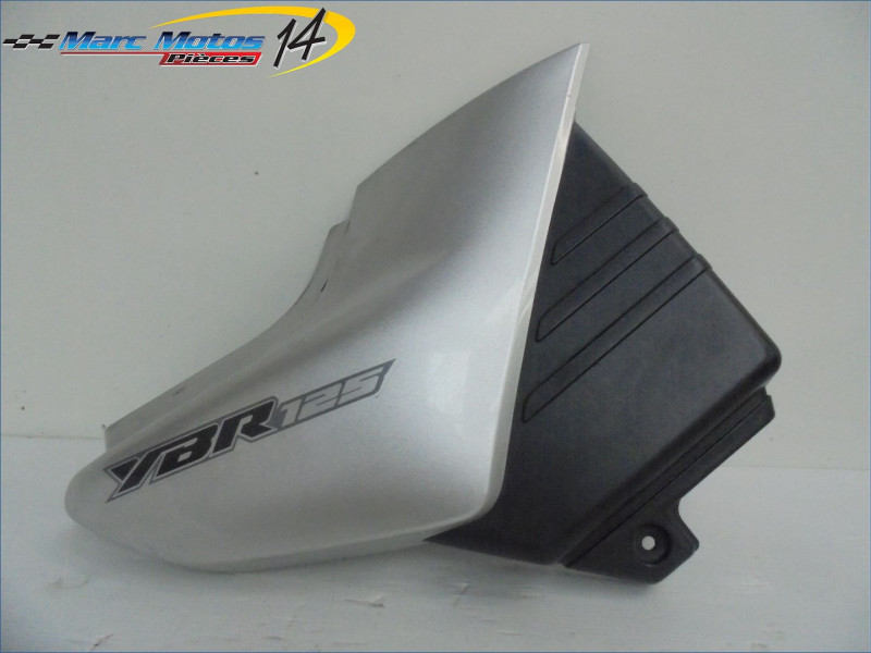 CACHE LATERAL DROIT YAMAHA 125 YBR 2009