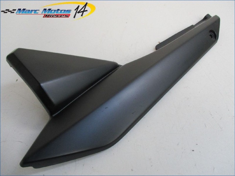 CACHE LATERAL GAUCHE SUZUKI 650 GSXF 2015