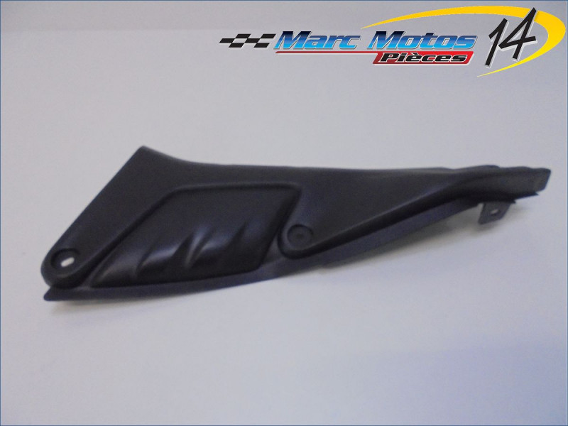 CACHE LATERAL INTERMEDIAIRE DROIT YAMAHA MT125 2020