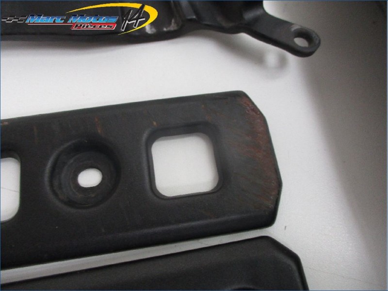 PLASTIQUES ET CAOUTCHOUCS DIVERS YAMAHA FZ8 2012