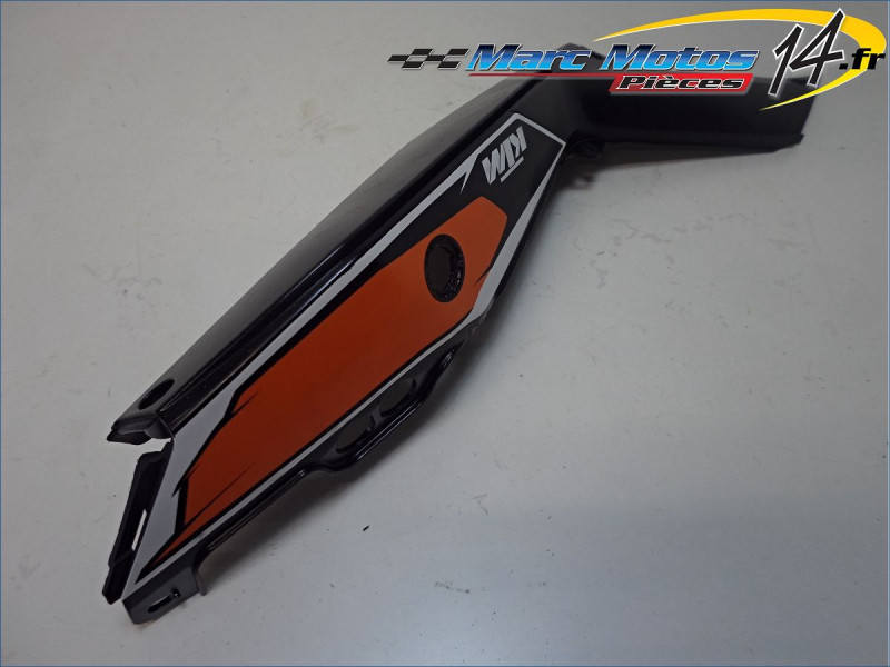 CACHE LATERAL GAUCHE KTM 125 DUKE 2013