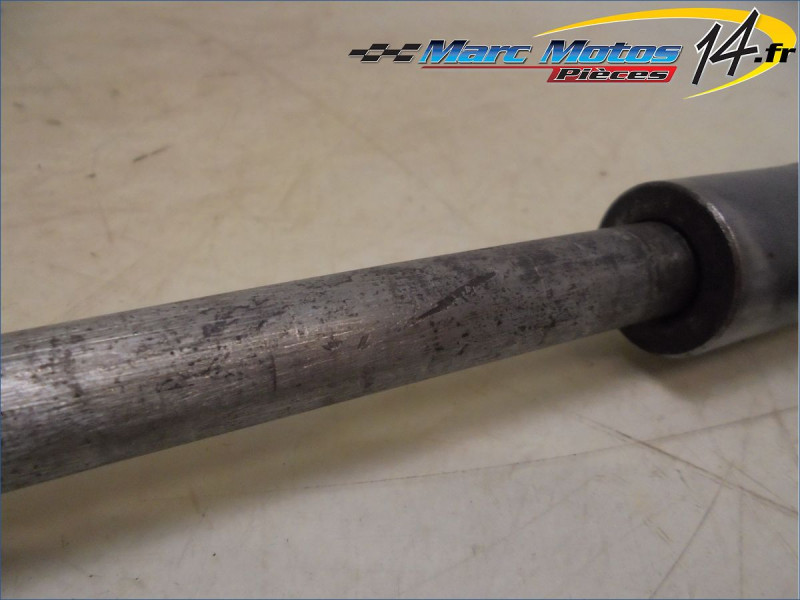 AXE DE ROUE ARRIERE HONDA 125 CMT 1981