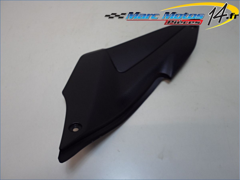 CACHE LATERAL INTERMEDIAIRE GAUCHE YAMAHA 300 YZF R3 2018