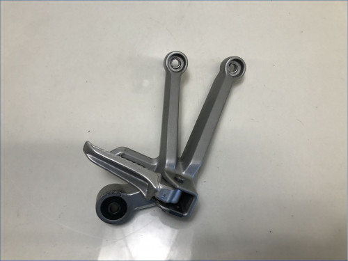 PLATINE ARRIERE DROITE SUZUKI 750 GSXR 2004